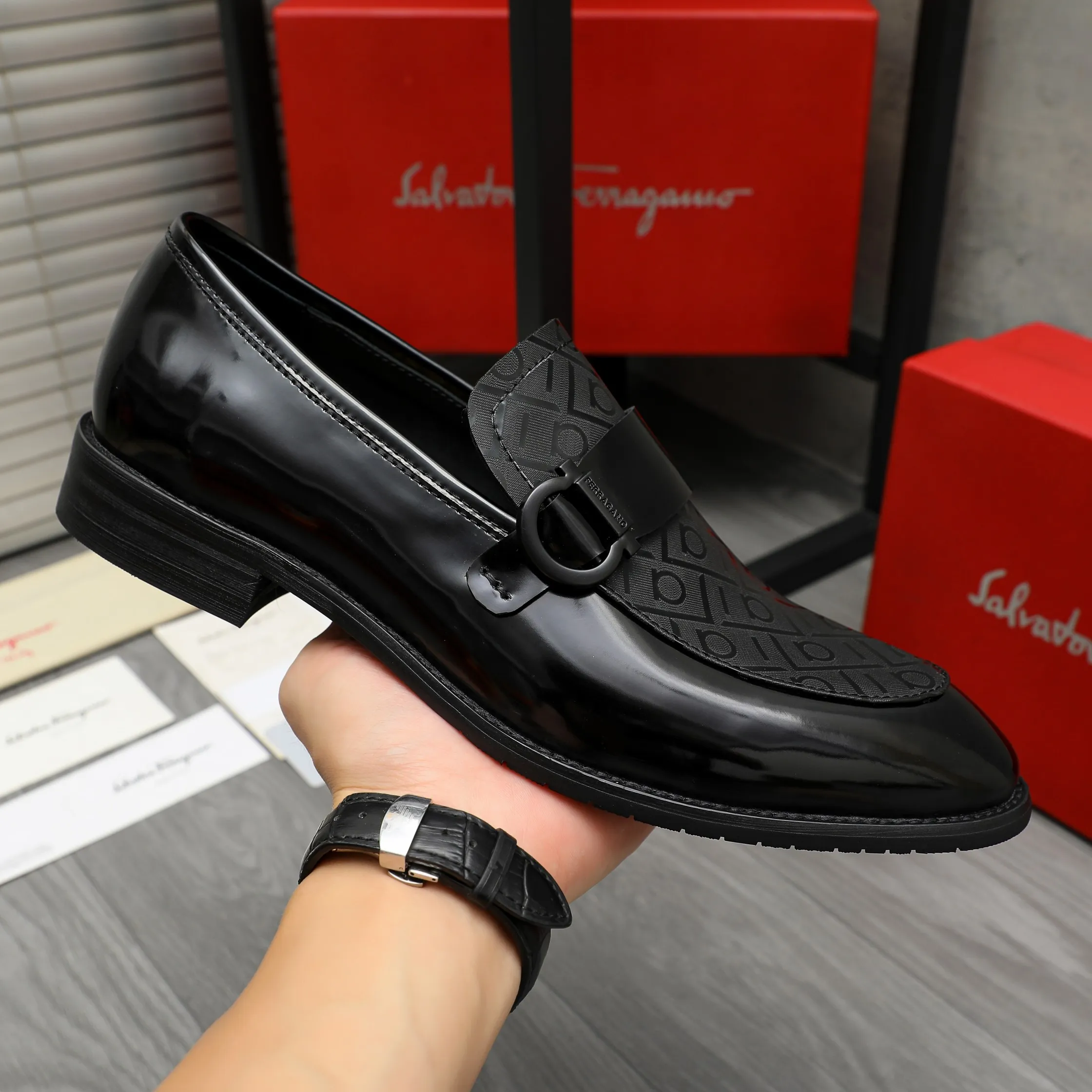 Men's shoes 💰460 Product trademark: Ferragamo "Ferragamo" business slip-on leather shoes Regular size: 39-44 Product materials: Selected high-quality pearlized cowhide stitching upper, cowhide lining, original outsole